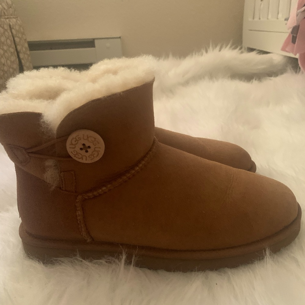 UGG Mini Bailey Button size 9